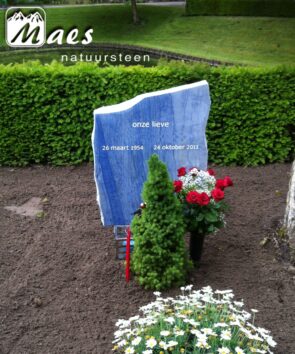 Staande steen ruw afgewerkt