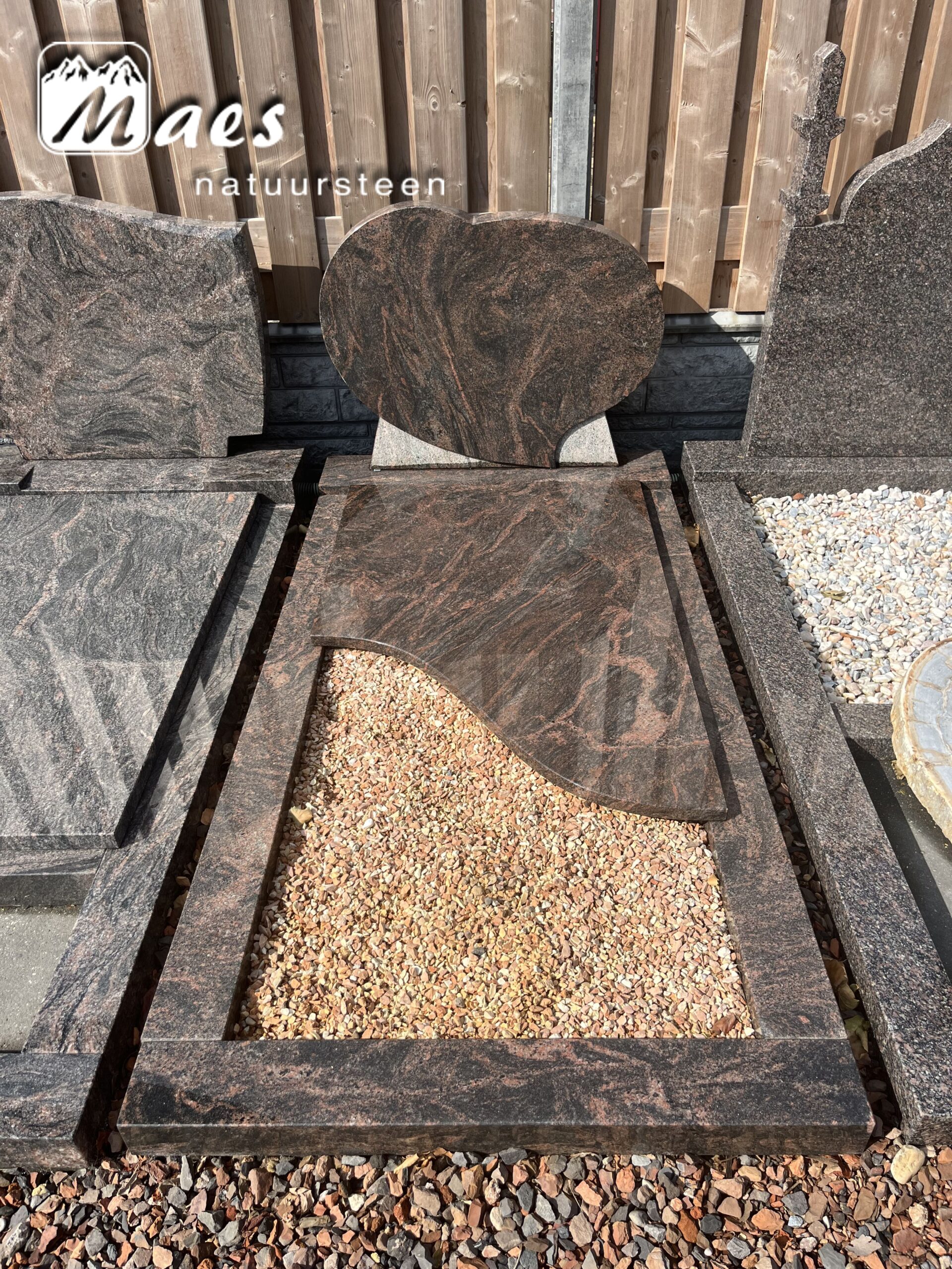 Grafmonument gevaardigd van Aurindi graniet.